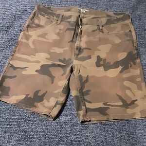 Signature Men's Tan Camo Cargo Shorts